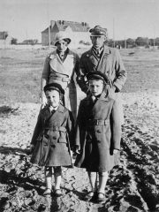 Z rodzicami i bratem Leszkiem w Radomiu (1934).