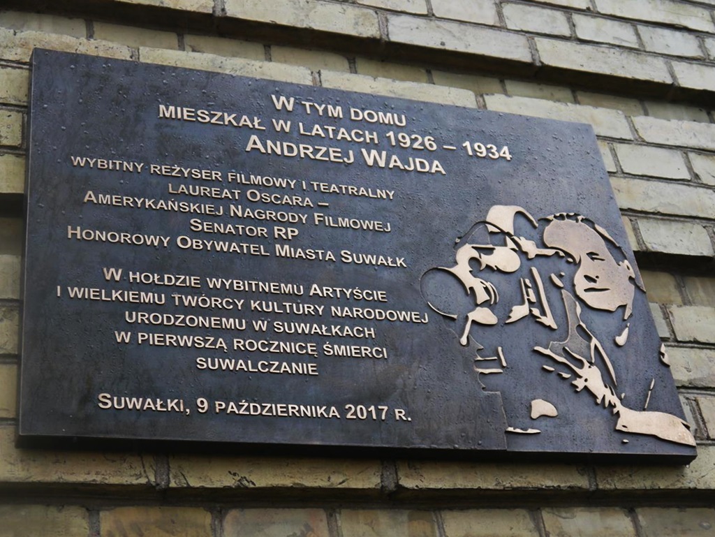 Tablica na budynku przy ul. Wojska Polskiego, upamiętniająca miejsce narodzin Andrzeja Wajdy