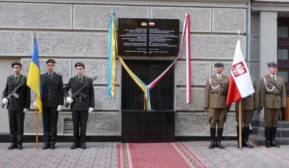 Tablica upamiętniająca polskich oficerów zamordowanych w Charkowie.