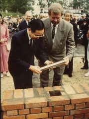 Ambasador Nagao Hyodo i wojewoda krakowski Tadeusz Piekarz podczas uroczystości wmurowania kamienia węgielnego pod Centrum Manggha.
