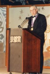 Przemawia podczas wręczenia Nagrody Kyoto.